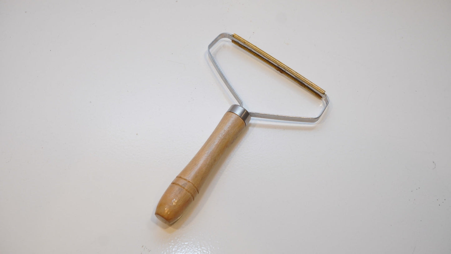Manual lint remover for rugs