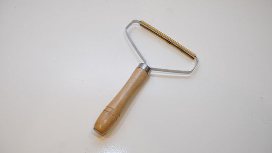 Manual lint remover for rugs