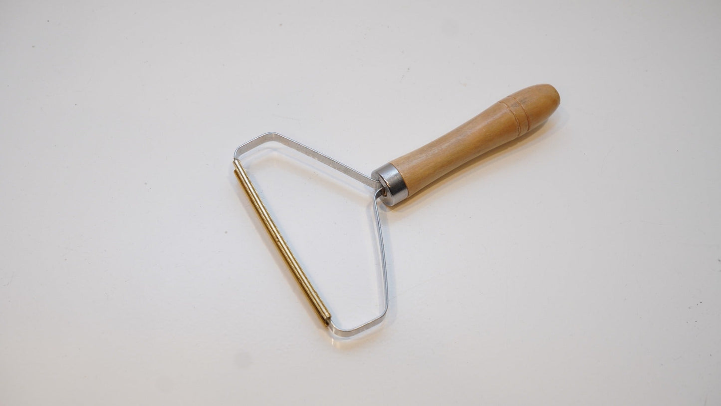 Lint remover for rug finishing